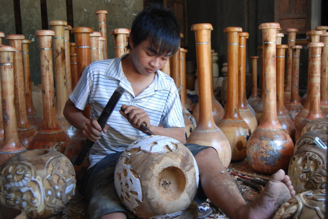 Nguyễn Xuân Tình, một thợ chạm khắc gỗ 23 tuổi, ở làng Nhạn Tháp Nguyễn Xuân Tình, một thợ chạm khắc gỗ 23 tuổi, ở làng Nhạn Tháp