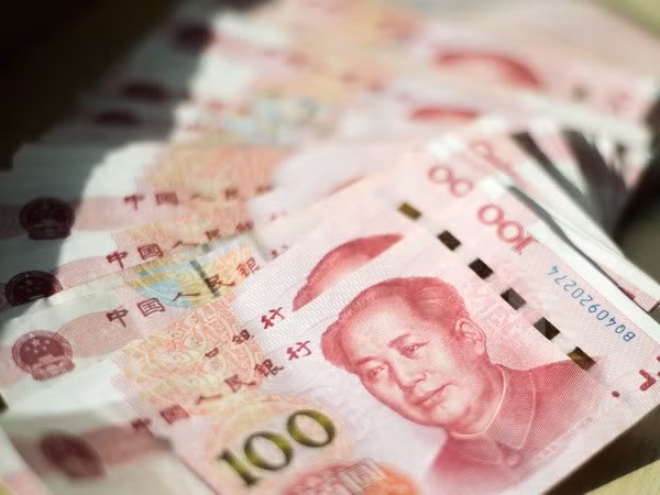 Đồng 100 nhân dân tệ tại một ngân hàng ở Bắc Kinh. (Ảnh: AFP/TTXVN)