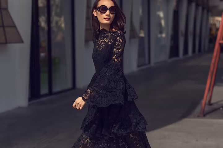 Nữ người mẫu mang đến hình ảnh thanh lịch nhưng không kém phần ấn tượng với các thiết kế nằm trong bộ sưu tập mới nhất của Đỗ Mạnh Cường.