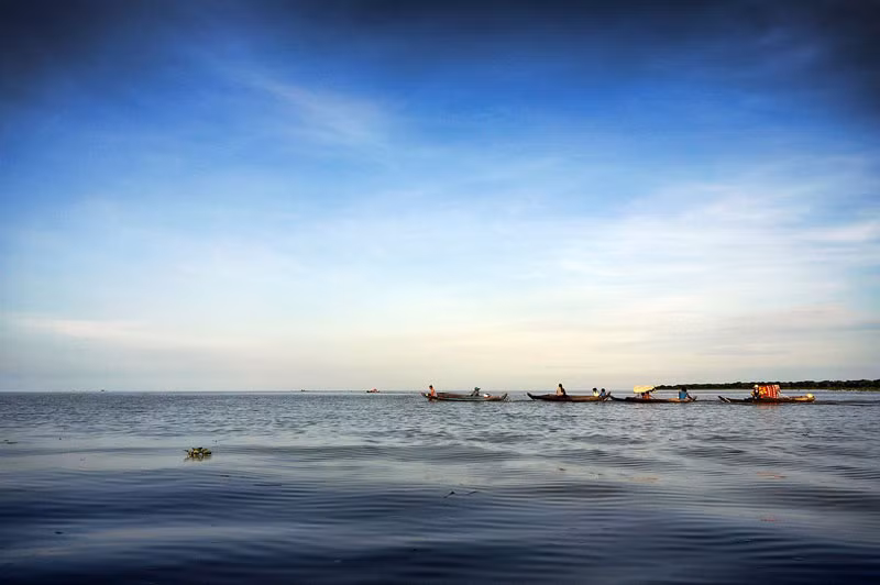 Biển Hồ có diện tích lên tới 228 ha nằm bao quanh những rừng thông và núi.