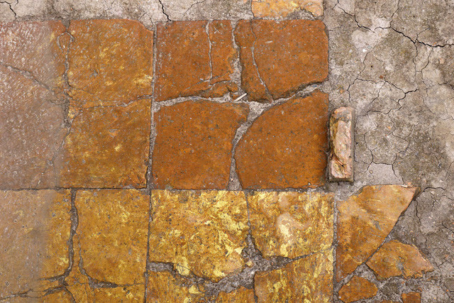 Dấu tích sân gạch thời Lý, thế kỷ 11 - 12.