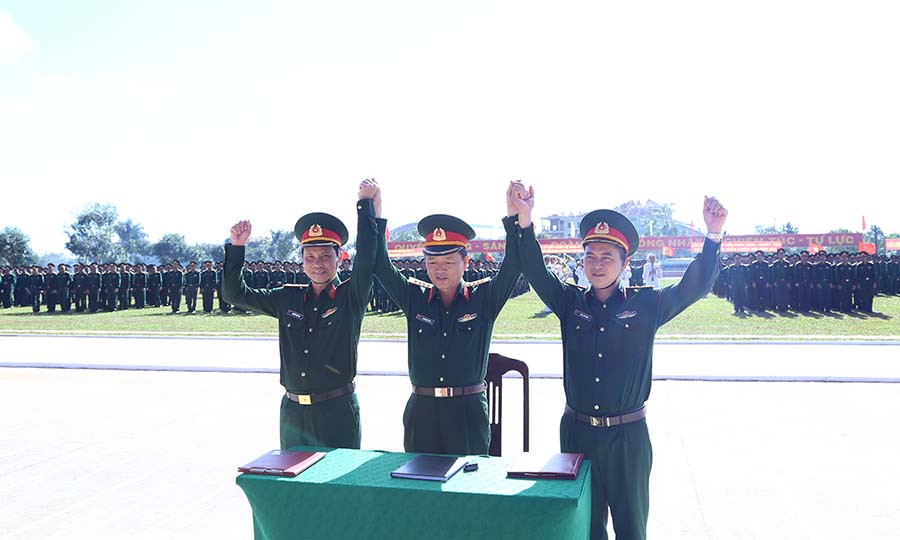 Đại diện cơ quan đơn vị nhà trường bắt tay giao ước thi đua. Ảnh: V.D.H Đại diện cơ quan đơn vị nhà trường bắt tay giao ước thi đua. Ảnh: V.D.H