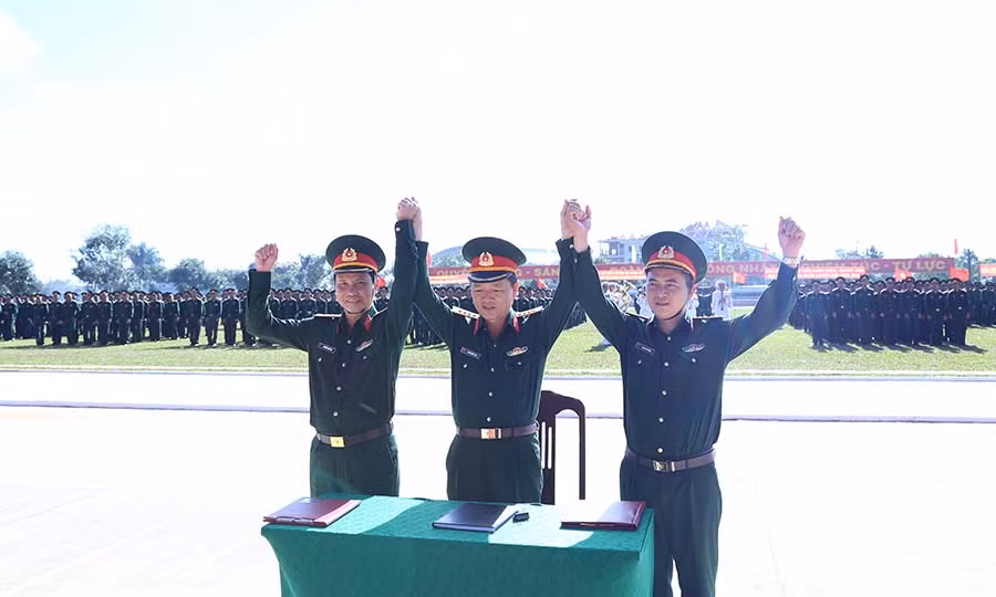 Đại diện cơ quan đơn vị nhà trường bắt tay giao ước thi đua. Ảnh: V.D.H