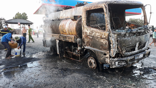 Cận cảnh chiếc xe chở xăng bị cháy rụi Cận cảnh chiếc xe chở xăng bị cháy rụi