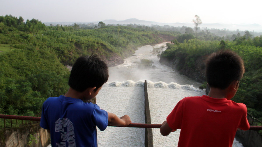Dòng nước mát từ Kẻ Gỗ chảy về. Dòng nước mát từ Kẻ Gỗ chảy về.