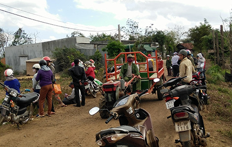 Người thân cùng cơ quan chức năng vẫn đang tổ chức tìm kiếm chị Xuân.