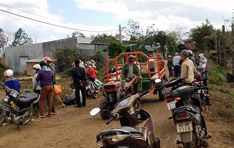 Người thân cùng cơ quan chức năng vẫn đang tổ chức tìm kiếm chị Xuân. Người thân cùng cơ quan chức năng vẫn đang tổ chức tìm kiếm chị Xuân.