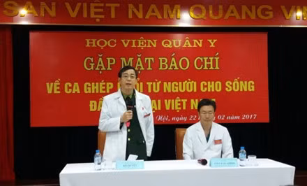 Thiếu tướng, GS.TS Đỗ Quyết – Giám đốc Học viện Quân y phát biểu tại buổi họp báo