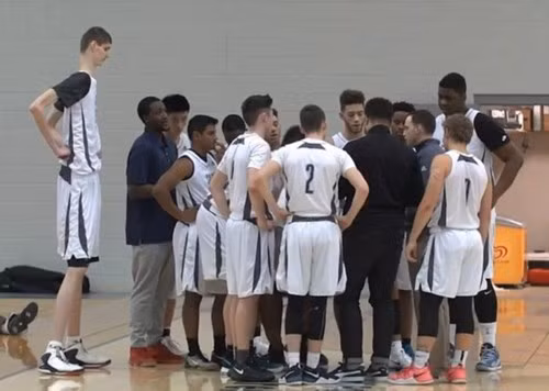 Dù vậy, anh vẫn được nhiều câu lạc bộ bóng đá và bóng rổ săn đón.