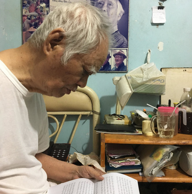 Nhạc sĩ Nguyễn Văn Tý xem lại ca từ bài hát Người đi xây hồ Kẻ Gỗ do ông sáng tác cách đây 41 năm - Ảnh: Y.Trinh Nhạc sĩ Nguyễn Văn Tý xem lại ca từ bài hát Người đi xây hồ Kẻ Gỗ do ông sáng tác cách đây 41 năm - Ảnh: Y.Trinh