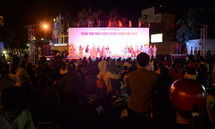 Hàng trăm người đã đến thưởng thức chương trình văn nghệ tại đêm đầu tiên của Tuần lễ văn hóa chào xuân ĐInh Dậu 2017.
