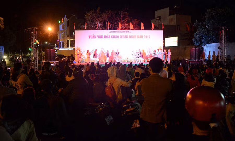 Hàng trăm người đã đến thưởng thức chương trình văn nghệ tại đêm đầu tiên của Tuần lễ văn hóa chào xuân ĐInh Dậu 2017.