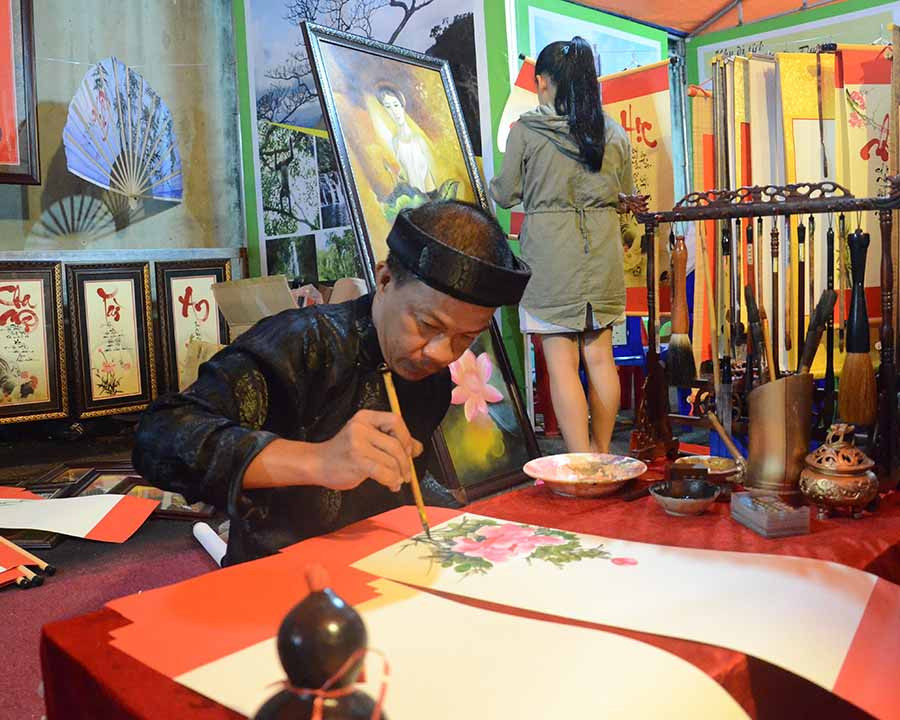 Ngày hội thư pháp là một trong những chương trình hấp dẫn của Tuần lễ văn hóa. 