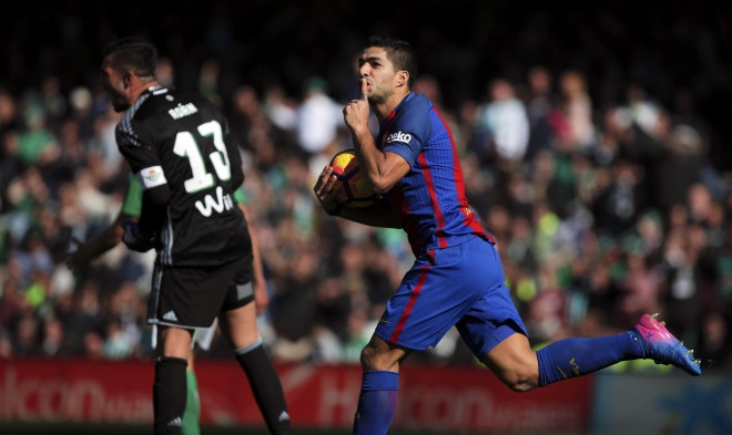 Luis Suarez, người đoạt Giày vàng 2015/2016, tiếp tục thể hiện khả năng săn bàn với 16 pha lập công tính đến thời điểm này, được tính 32 điểm. Cùng thành tích với tiền đạo của Barca còn có Pierre-Emerick Aubameyang (Dortmund) và Bas Dost, chân sút của Sporting Lisbon. 10