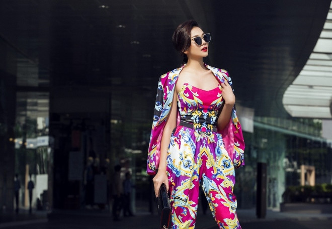 Thanh Hằng được mời thể hiện bộ sưu tập mới của nhà thiết kế Sơn Collection. Bộ jumpsuit với những gam màu nổi được cô kết hợp áo vest cùng tông, tạo sức hút cho người mặc.