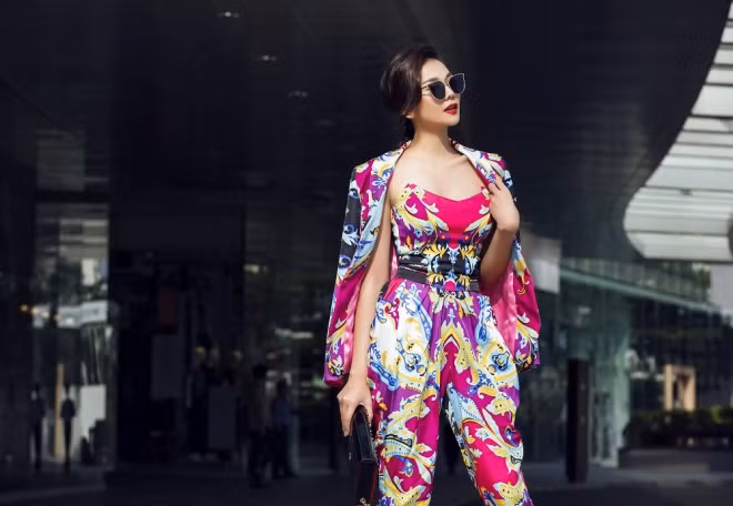Thanh Hằng được mời thể hiện bộ sưu tập mới của nhà thiết kế Sơn Collection. Bộ jumpsuit với những gam màu nổi được cô kết hợp áo vest cùng tông, tạo sức hút cho người mặc.