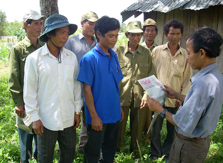 Đồng bào dân tộc thiểu số nghe phổ biến thông tin trên Báo Gia Lai. Ảnh: T.N Đồng bào dân tộc thiểu số nghe phổ biến thông tin trên Báo Gia Lai. Ảnh: T.N