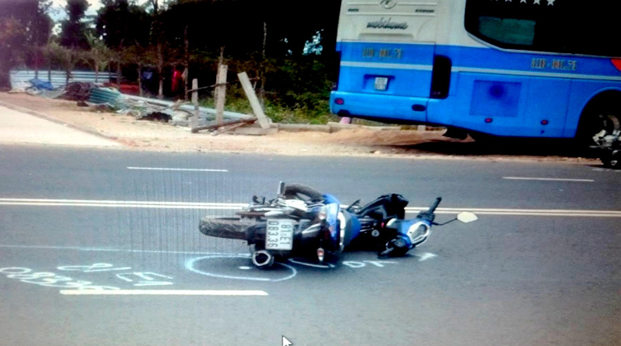  Sau khi tông 1 chiếc xe mô tô cùng chiều, chiếc xe khách tiếp tục mất lái lao sang phần đường bên kia tông tiếp vào xe mô tô của anh Nguyễn Văn Hải. Ảnh: Lê Ánh