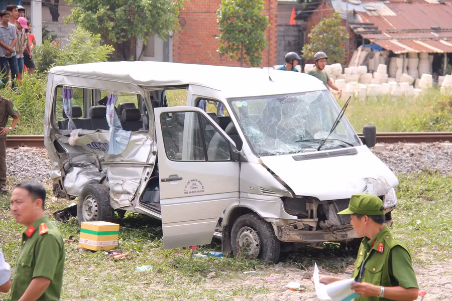 Hông bên phải và đuôi xe bị hư hỏng nặng, 2 người tử vong tại chỗ, ít nhất 6 người bị thương