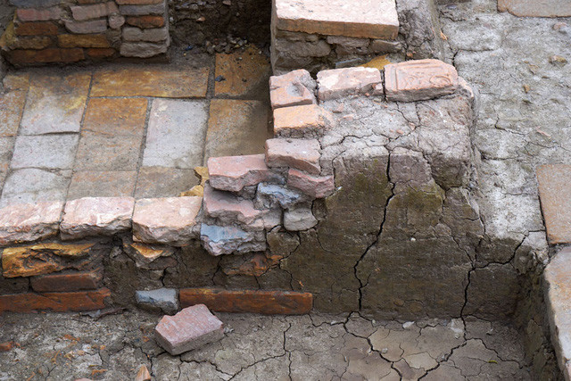 Dấu tích nền gạch thời Lý, thế kỷ 11 - 12.