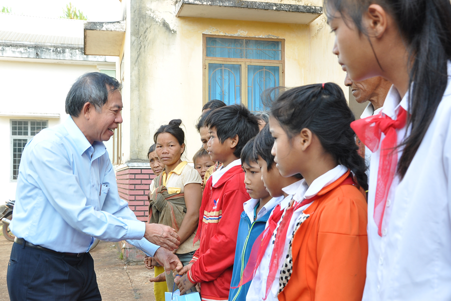 Giám đốc Công ty Tạ Văn Luận trao quà cho học sinh nghèo vượt khó.