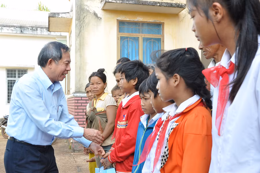 Giám đốc Công ty Tạ Văn Luận trao quà cho học sinh nghèo vượt khó.