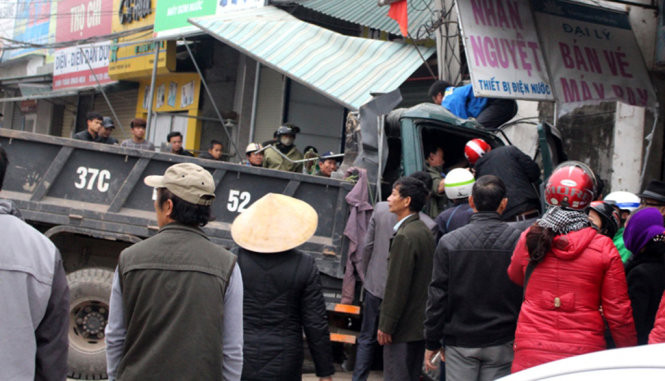 Một số hình ảnh giải cứu lái xe tải bị mắc kẹt trong cabin.