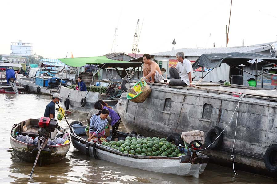 Trao đổi hàng hóa . Ảnh: Minh Thi Ảnh: Minh Thi