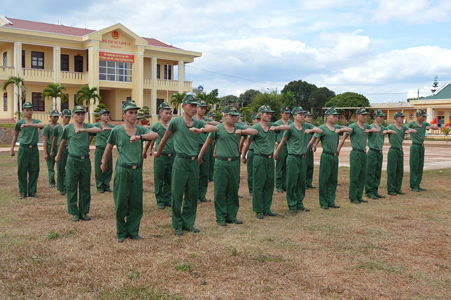 Các chiến sĩ học thu-giãn đội hình. Ảnh: P.D  Các chiến sĩ học thu-giãn đội hình. Ảnh: P.D