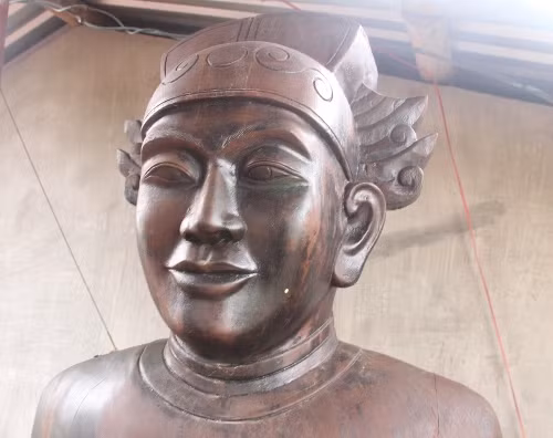 Chân dung vua Minh Mạng bằng gỗ trầm hương.