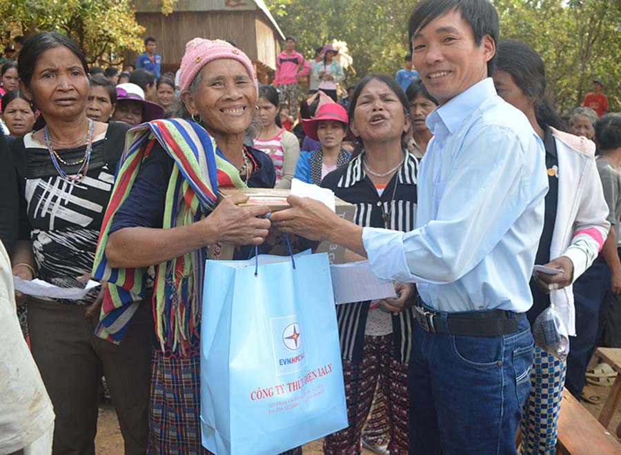  Bà con làng Díp nhận quà tặng từ đoàn từ thiện. Ảnh: Đ.Y