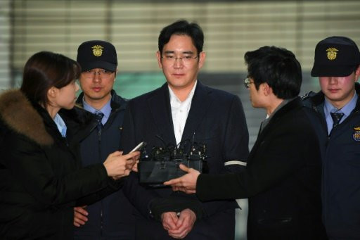 Ông Lee Jae Yong (giữa) bị dẫn giải đến cơ quan điều tra đặc biệt tại Seoul hôm 22-2 - Ảnh: AFP
