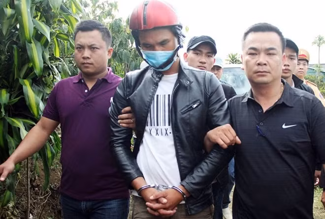 Đối tượng Nguyễn Thành Đức bị dẫn giải tới vị trí chôn xác phi tang.