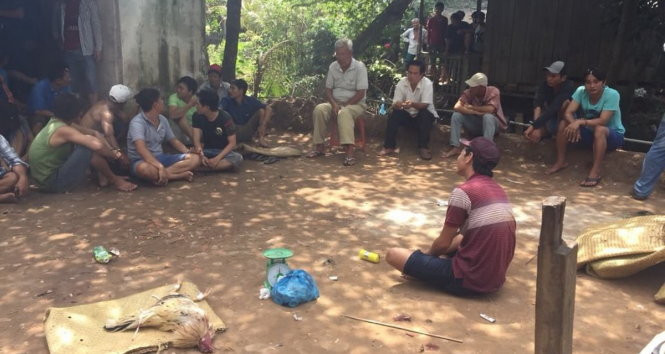 Các con bạc tham gia đá gà ăn tiền bị bắt giữ Các con bạc tham gia đá gà ăn tiền bị bắt giữ