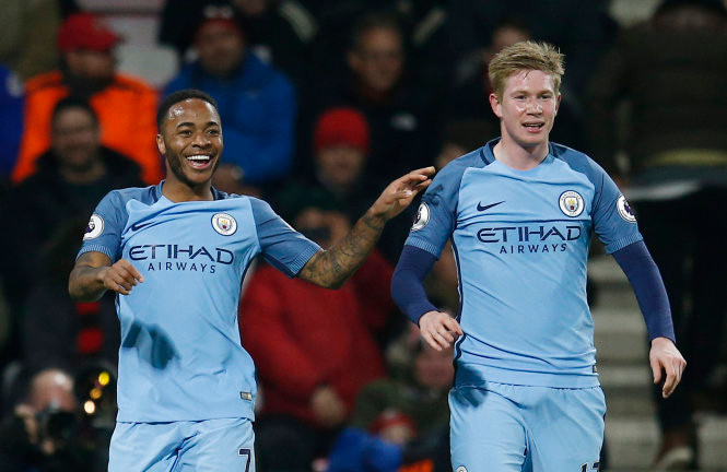 Sterling (trái) ăn mừng bàn thắng cùng đồng đội. Ảnh: REUTERS Sterling (trái) ăn mừng bàn thắng cùng đồng đội. Ảnh: REUTERS