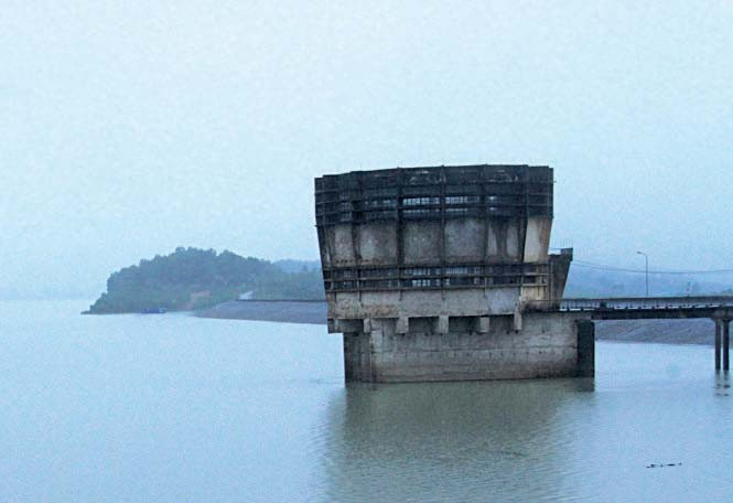 Trụ lấy nước trên lòng hồ Kẻ Gỗ Trụ lấy nước trên lòng hồ Kẻ Gỗ