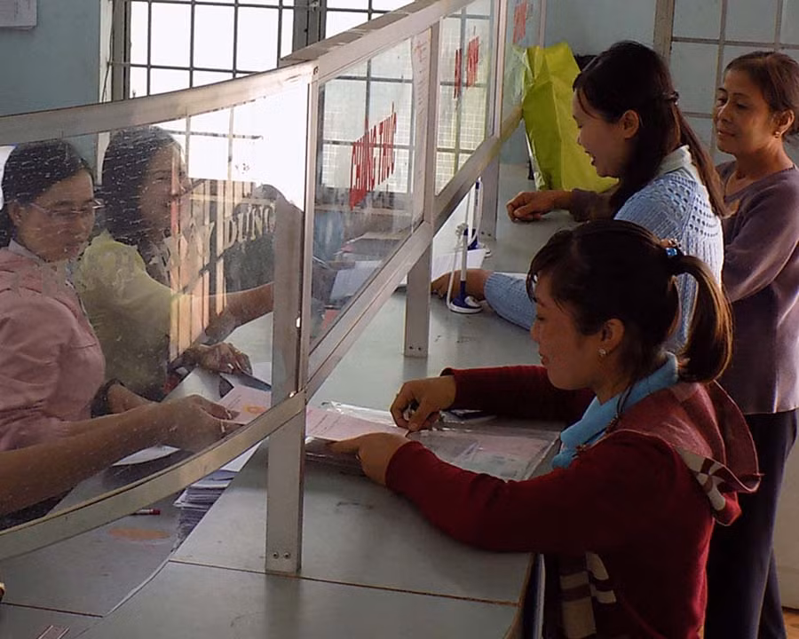  Giải quyết thủ tục hành chính cho người dân. Ảnh: T.N