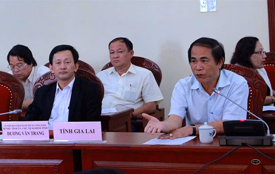 Chủ tịch UBND tỉnh Gia Lai Võ Ngọc Thành (phải) trao đổi kinh nghiệm công tác với đoàn cán bộ tỉnh Lạng Sơn. Ảnh: Hồng Thi