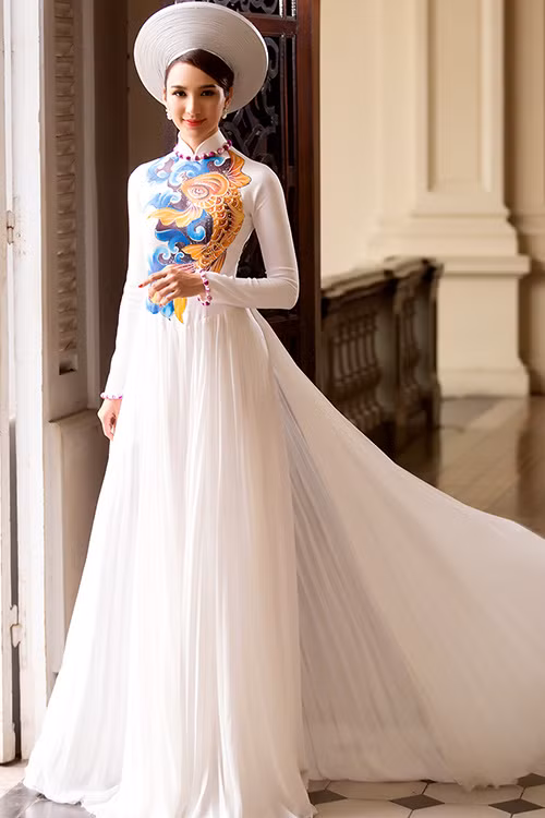 Tà áo xòe cánh quạt tạo sự bay bổng với ảnh cá chép hóa rồng.