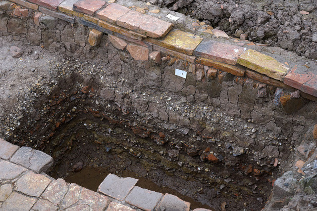 Nhiều tầng lớp di tích qua các thời kỳ tại khu vực phát lộ kiến trúc thời Trần, thế kỷ 13 - 14.