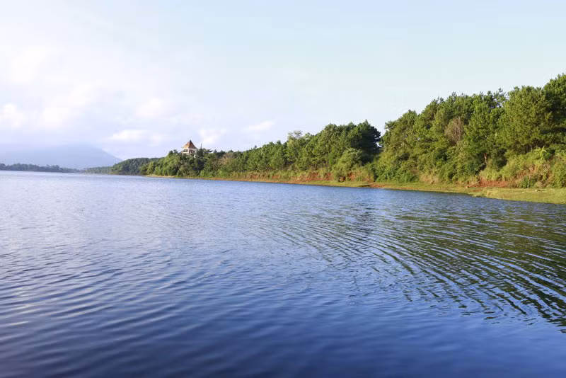 Hồ có hình bầu dục, độ sâu trung bình từ khoảng 12-19 mét.