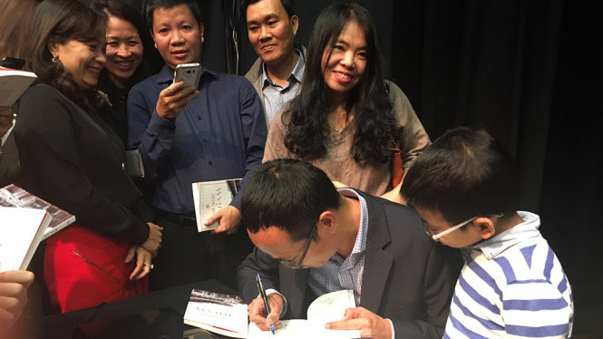 Dịch giả Trương Quốc Toàn ký sách tặng độc giả. Dịch giả Trương Quốc Toàn ký sách tặng độc giả.