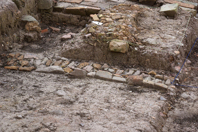 Dấu tích móng cột thời Lê Sơ, thế kỷ 15 -16.