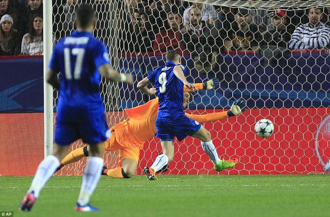 Pha đệm bóng rút ngắn tỷ số xuống 1-2 cho Leicester của Vardy. Ảnh: AP Pha đệm bóng rút ngắn tỷ số xuống 1-2 cho Leicester của Vardy. Ảnh: AP