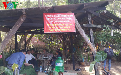 Mặc dù đã có bảng cấm, nhưng vẫn có du khách đến thác Hang Cọp chơi trò đu dây mạo hiểm, dẫn tới tai nạn tử vong. Mặc dù đã có bảng cấm, nhưng vẫn có du khách đến thác Hang Cọp chơi trò đu dây mạo hiểm, dẫn tới tai nạn tử vong.