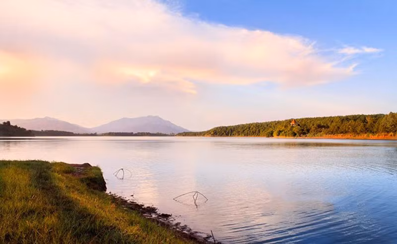 Vào mùa mưa, mặt nước có thể lan rộng ra trên 400 ha.