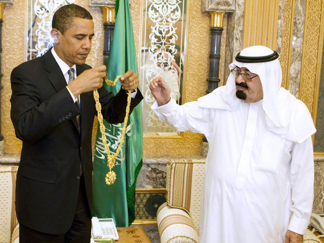 Tổng thống Barack Obama nhận món quà dây chuyền vàng từ Quốc vương Ả rập Saudi Abdullah tại cuộc gặp vào tháng 6.2009. Ông Obama không được phép giữ lại cho mình món quà này