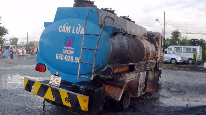 Nhờ tài xế liều mình lái xe ra khỏi cây xăng nên tránh được vụ cháy kinh hoàng Nhờ tài xế liều mình lái xe ra khỏi cây xăng nên tránh được vụ cháy kinh hoàng