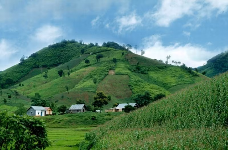 Cũng chiều lòng du khách, các hãng máy bay cũng tung vé giá hấp dẫn cho du khách vào tháng 3. Khi đến Tây Nguyên, du khách sẽ cảm giác mình lạc vào chốn bồng lai bởi cảnh sắc tuyệt vời của núi ừng nơi đây.