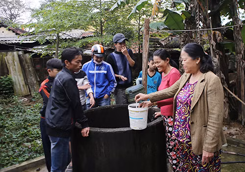 Nhiều người dân đến xem giếng nước nóng trong vườn nhà bà Liên ở huyện Hòa Vang (Đà Nẵng).